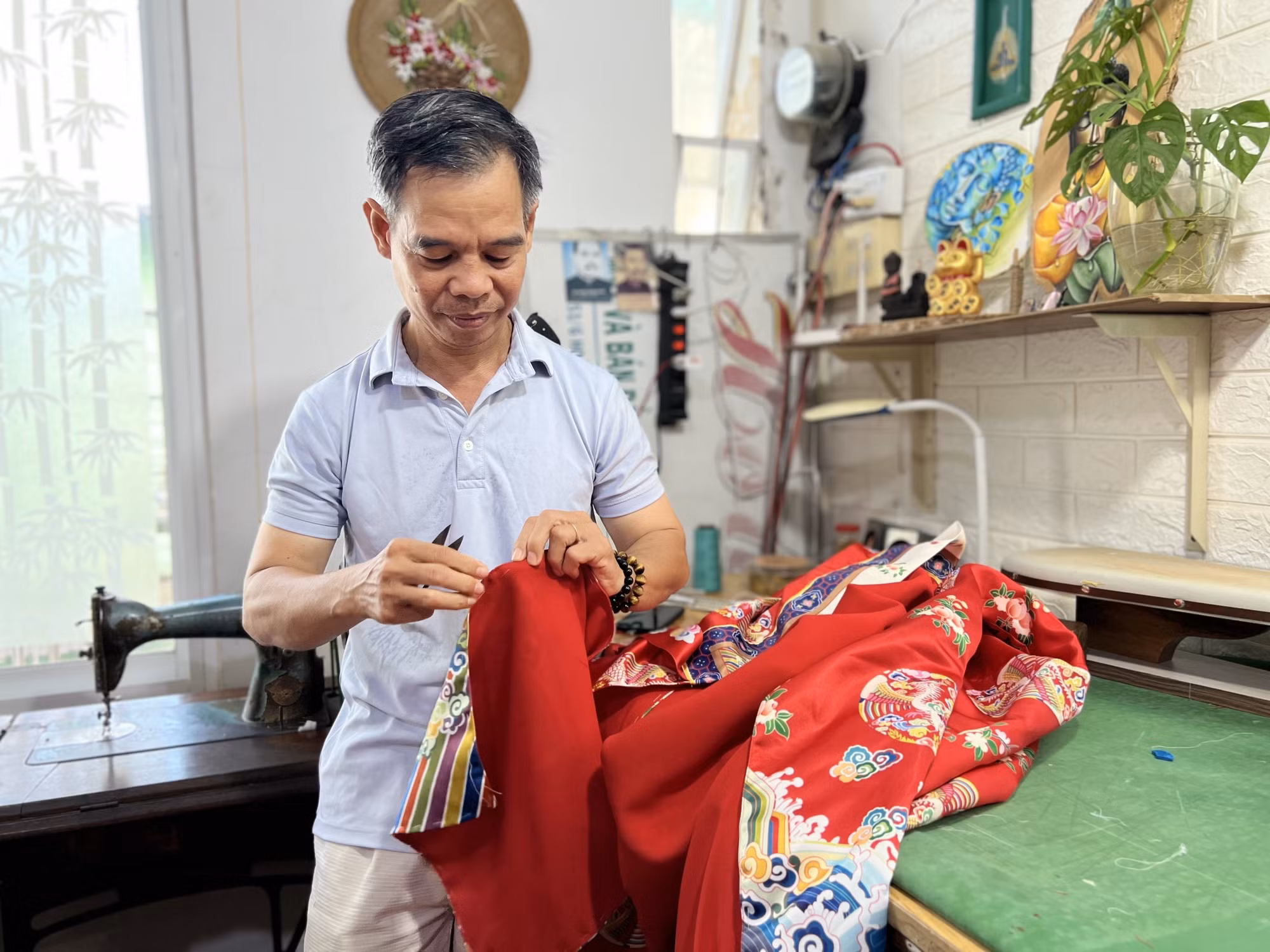Ông Trần Thanh Tòng: Niềm đam mê với cổ phục Việt Nam ảnh 3