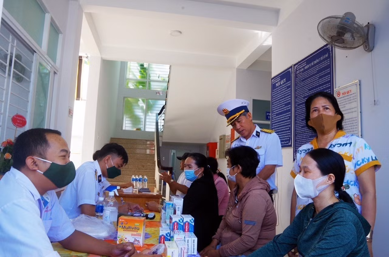 Vùng 2 Hải quân hỗ trợ ngư dân vươn khơi bám biển ảnh 5