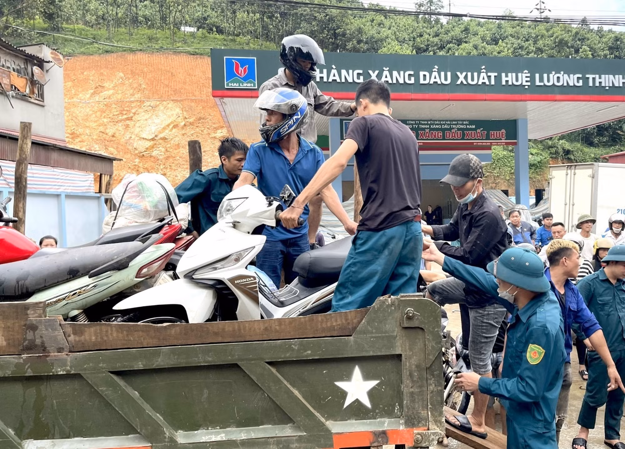 Yên Bái: Ngập úng cục bộ trên quốc lộ 37 gây ách tắc giao thông trong nhiều giờ ảnh 4