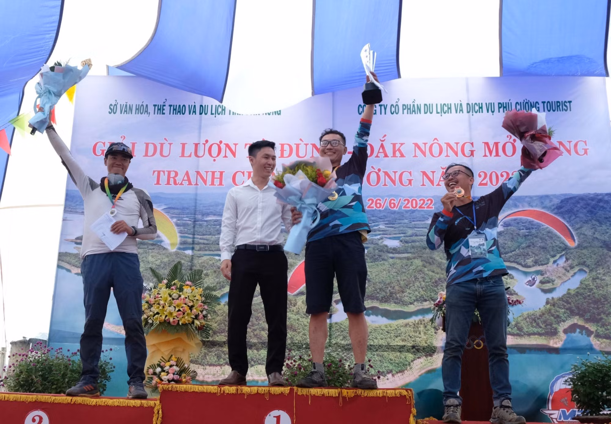 Đắk Nông: Hàng nghìn du khách đến Vườn Quốc gia Tà Đùng xem giải đấu dù lượn ảnh 5 Đắk Nông: Hàng nghìn du khách đến Vườn Quốc gia Tà Đùng xem giải đấu dù lượn ảnh 5