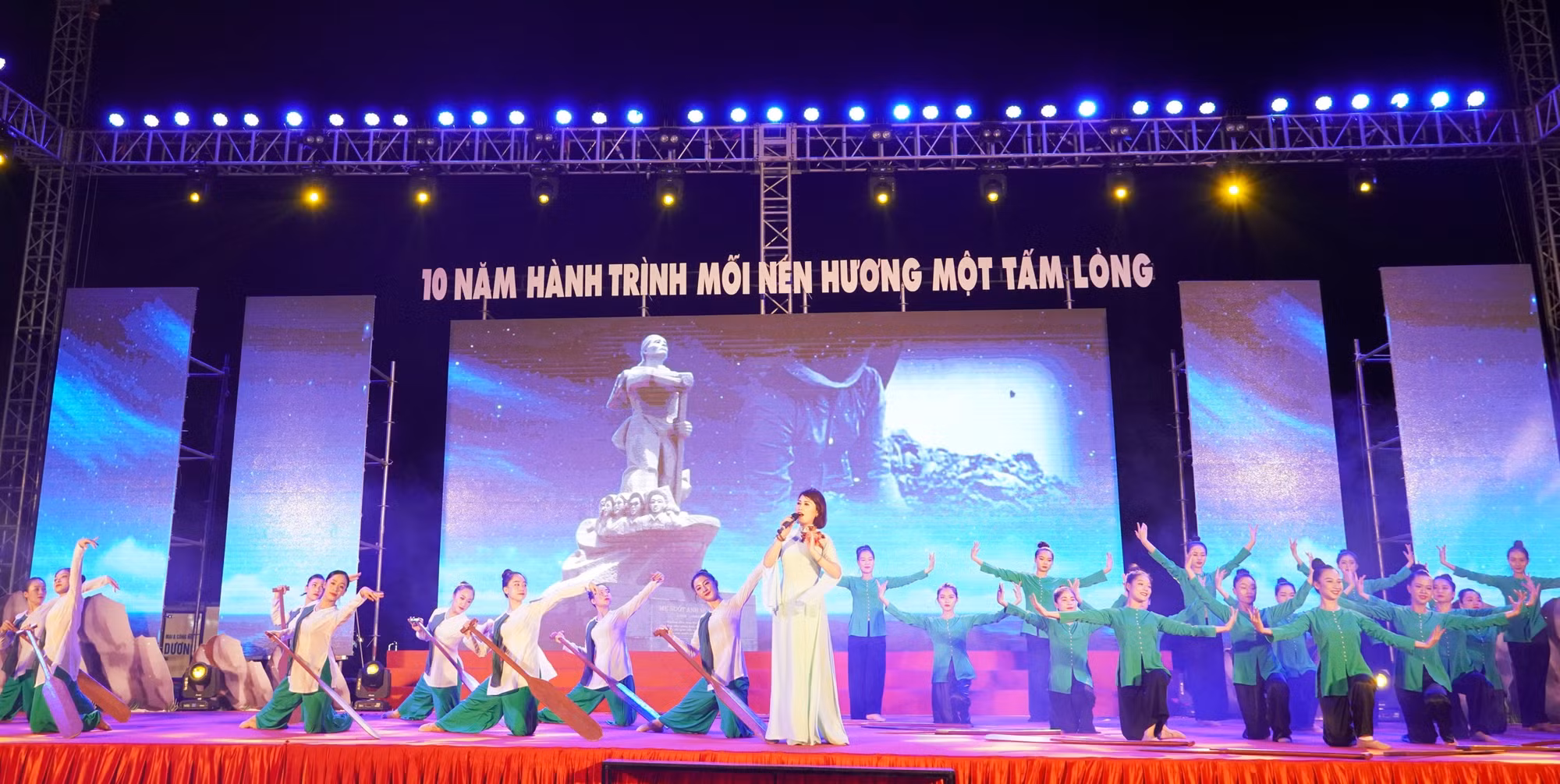 75 năm Ngày Thương binh - Liệt sỹ: Xúc động chương trình nghệ thuật “Sống mãi với thời gian” ảnh 5