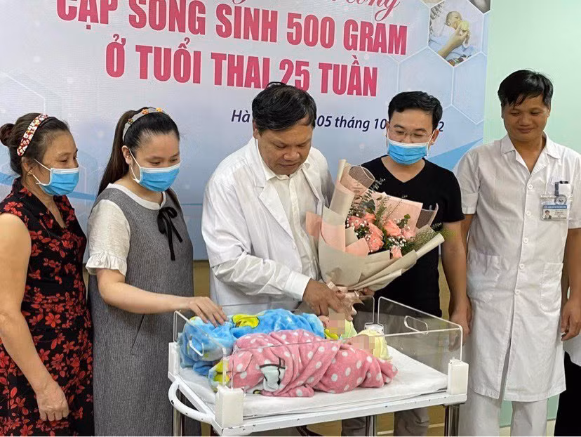 Bệnh viện Phụ sản Trung ương nuôi sống cặp song sinh chào đời ở tuần thứ 25 chỉ nặng 500g ảnh 1