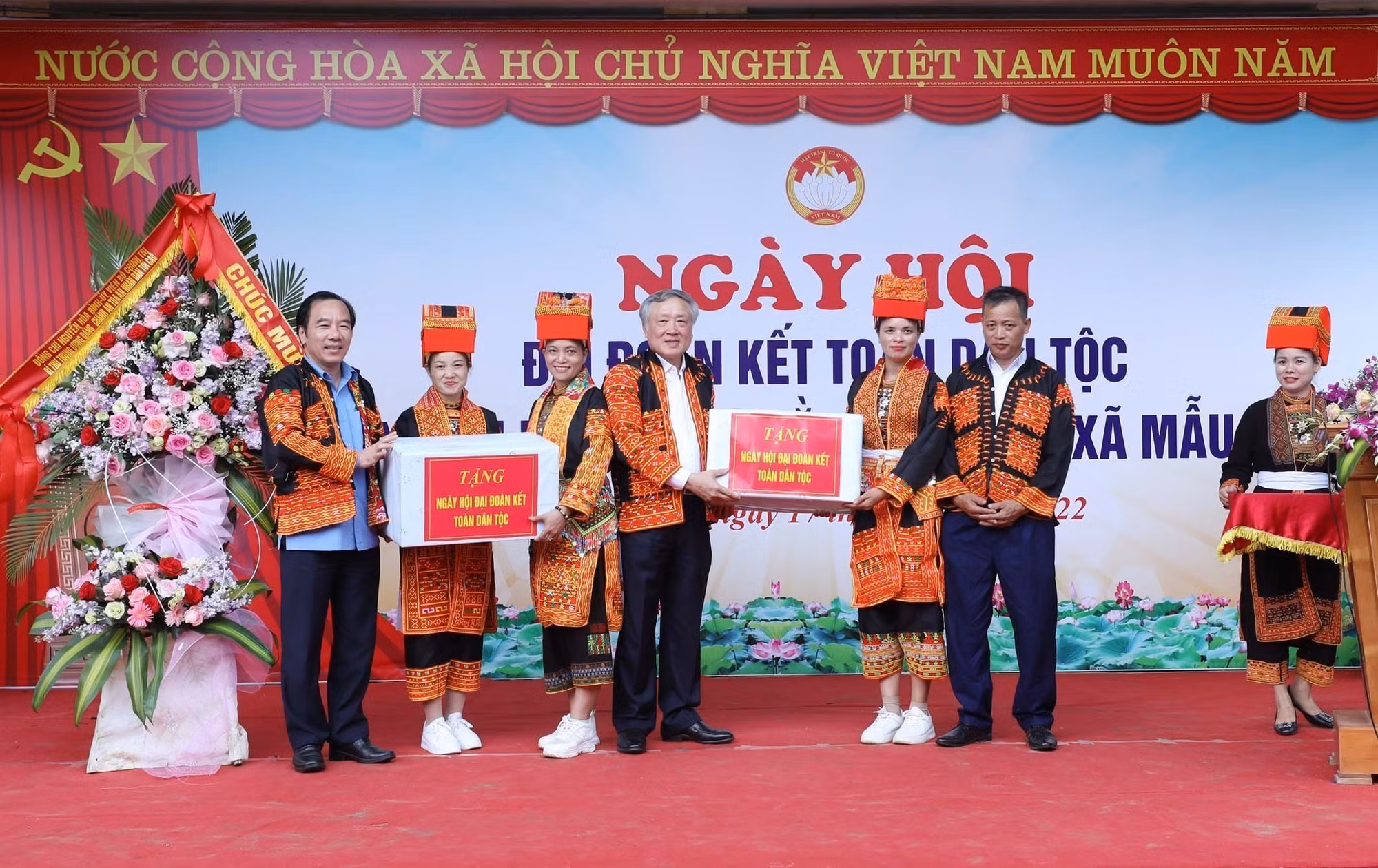 Ủy viên Bộ Chính trị Nguyễn Hòa Bình dự Ngày hội Đại đoàn kết toàn dân tộc tại Lạng Sơn ảnh 2