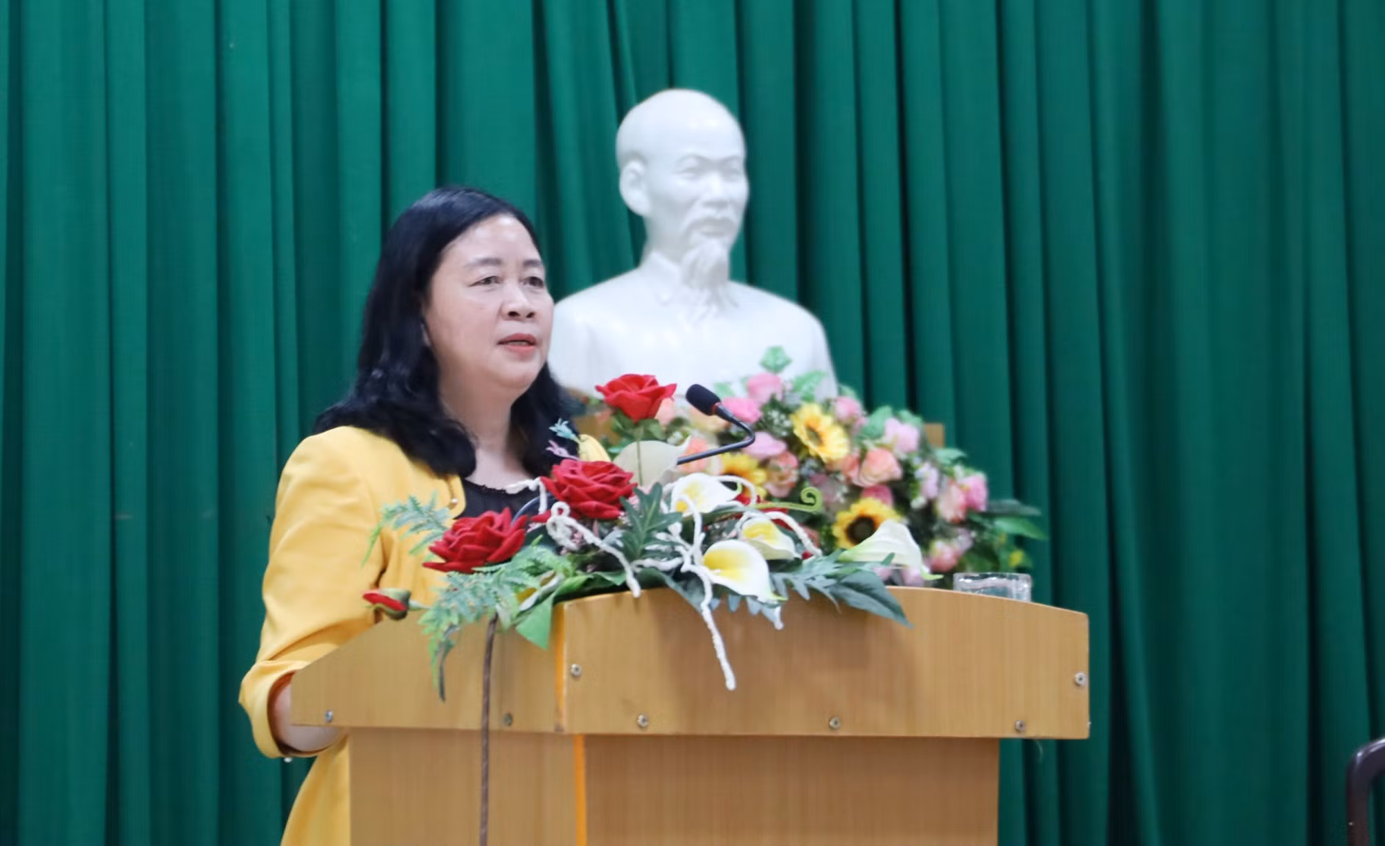 Trưởng ban Dân vận Trung ương Bùi Thị Minh Hoài tiếp xúc cử tri tại Đắk Lắk ảnh 1