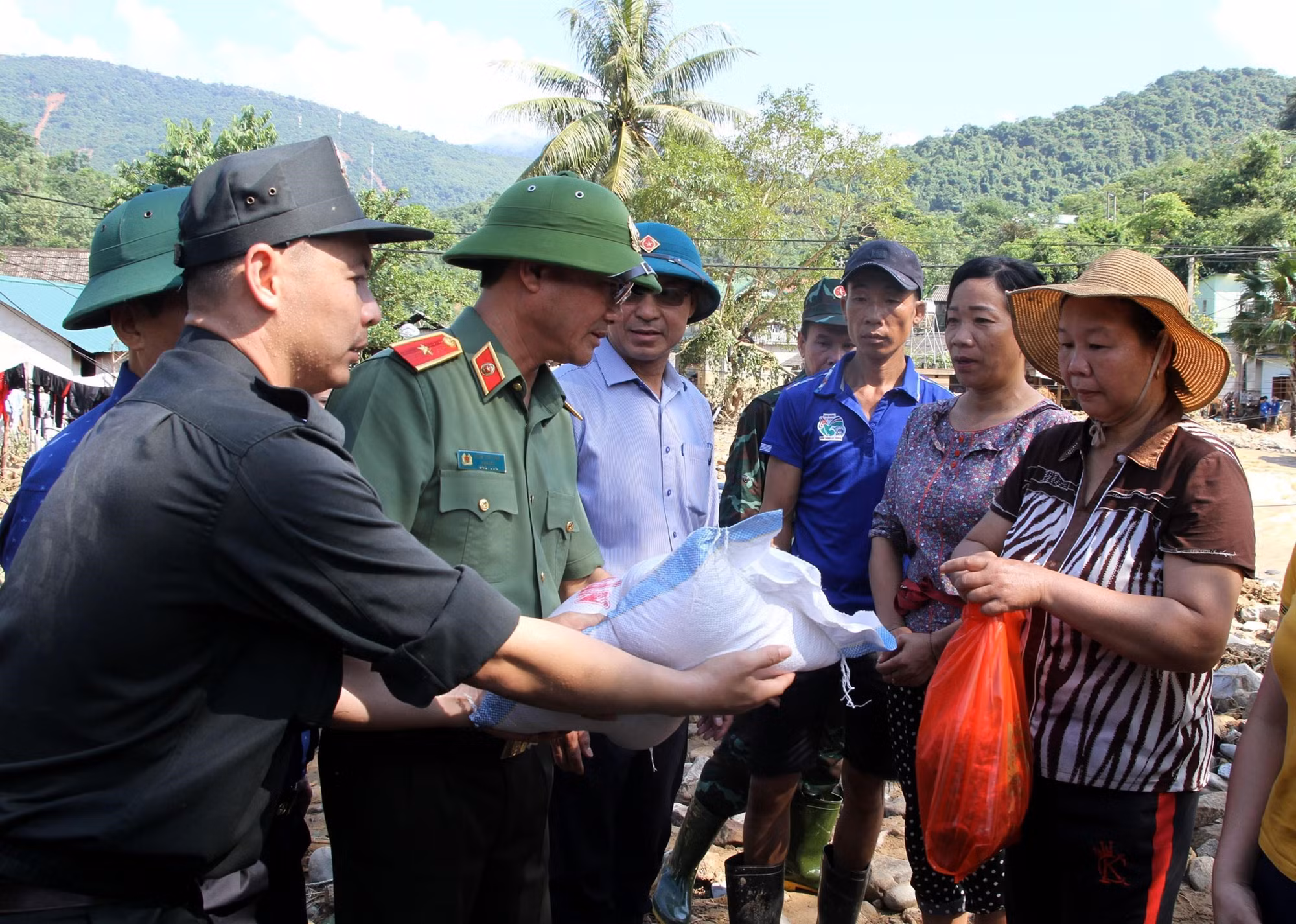 Nghệ An: Tình quân dân nơi lũ chồng lũ ảnh 3