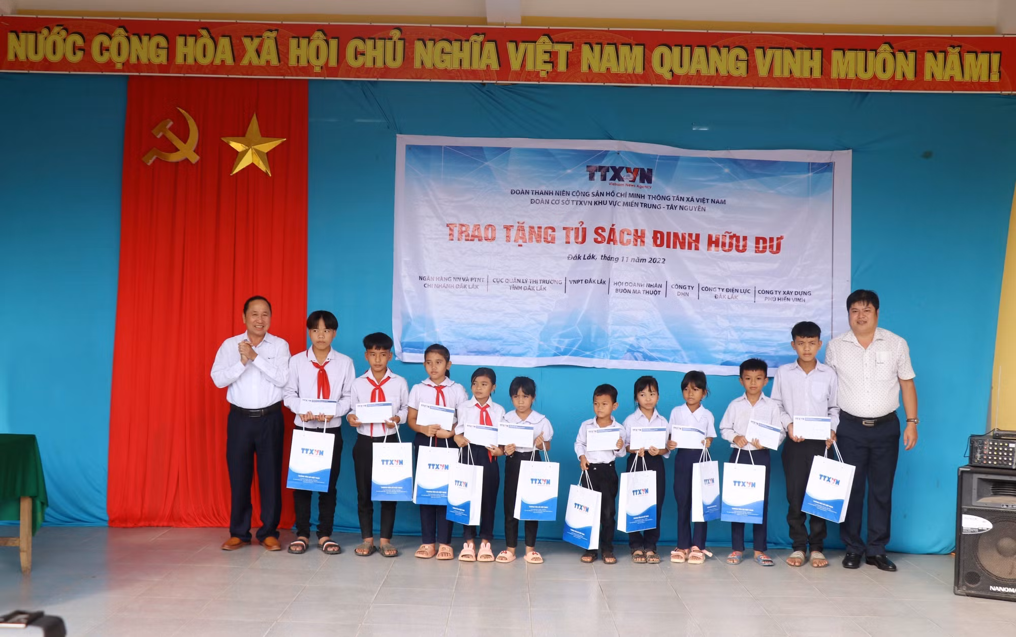 Tủ sách Đinh Hữu Dư đến với học sinh vùng khó khăn của Đắk Lắk ảnh 3