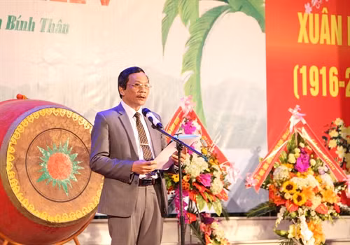 Chủ tịch Hội Liên hiệp Văn học nghệ thuật Hà Tĩnh Phan Trung Hiếu phát biểu khaii mạc Ngày thơ Việt Nam lần thứ 14. Ảnh: Hoàng Ngà- TTXVN