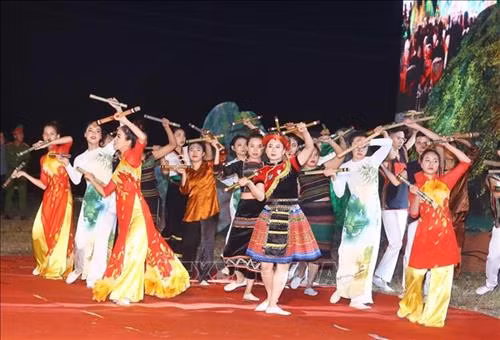 Chương trình biểu diễn nghệ thuật tại lễ hội. Ảnh: Thống Nhất- TTXVN