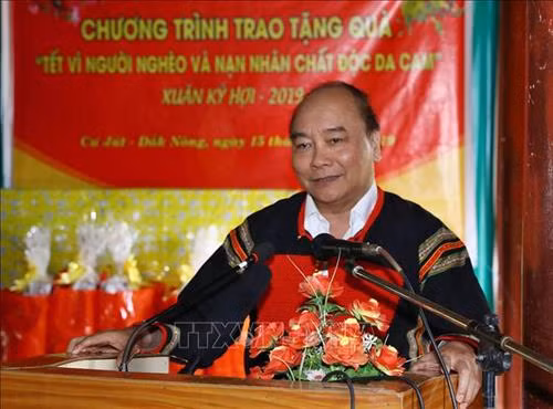 Thủ tướng Nguyễn Xuân Phúc nói chuyện thân mật với bà con dân tộc buôn Nui, xã Tâm Thắng, huyện Cư Jút, tỉnh Đắk Nông. Ảnh: Thống Nhất - TTXVN
