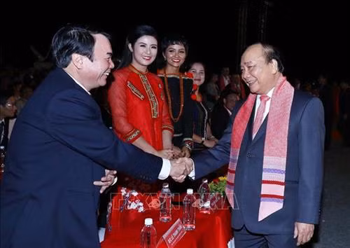 Thủ tướng Nguyễn Xuân Phúc và các đại biểu. Ảnh: Thống Nhất- TTXVN