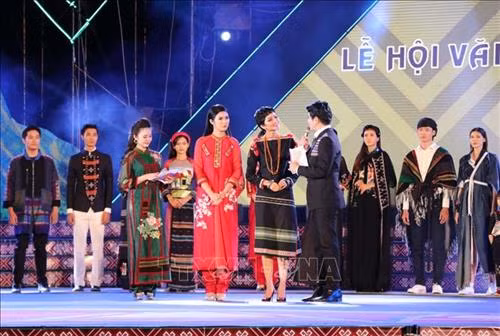 Hoa hậu Ngọc Hân và H’Hen Niê giao lưu với khán giả tại đêm khai mạc lễ hội. Ảnh: Ngọc Minh – TTXVN