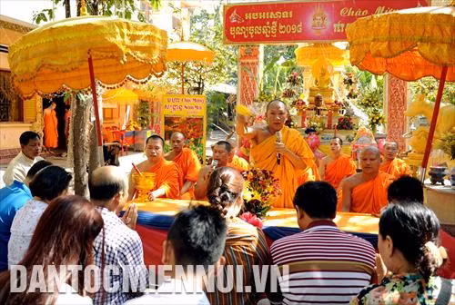 Nghi thức đón chư thiên tại chùa Chan-ta-răng-sây (Quận 3, Thành phố Hồ Chí Minh) trong Tết cổ truyền Chôl Chnăm Thmây. Ảnh: Phúc Thanh