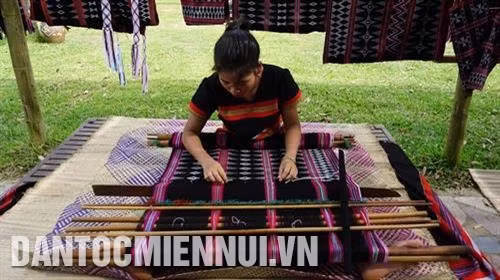 Đồng bào dân tộc đến từ Tây Nguyên trình diễn dệt thổ cẩm tại Làng Văn hóa. Ảnh: Nam Sương