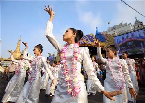 Biểu diễn các điệu múa truyền thống trong Tết té nước Thingyan ở Yangon, Myanmar, ngày 13/4. Ảnh: THX/TTXVN Người dân Myanmar đón Tết té nước Thingyan ở Yangon, ngày 13/4. Ảnh: THX/TTXVN