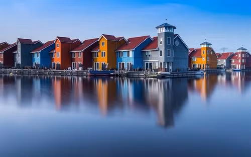 Nằm tại Lisse, một thị trấn nhỏ ở phía nam thủ đô Amsterdam, công viên Keukennhof còn được biết đến là "vườn châu Âu". Đây là vườn hoa lớn nhất thế giới với diện tích khoảng 32 ha và bảy triệu bông hoa tuy-líp thuộc 100 giống khác nhau. Ảnh: nhandan.com.vn Nằm tại Lisse, một thị trấn nhỏ ở phía nam thủ đô Amsterdam, công viên Keukennhof còn được biết đến là "vườn châu Âu". Đây là vườn hoa lớn nhất thế giới với diện tích khoảng 32 ha và bảy triệu bông hoa tuy-líp thuộc 100 giống khác nhau Đối với mỗi người dân Hà Lan, cối xay gió đã tạo nên đất nước của họ. Đây là niềm tự hào không gì sánh nổi và Kinderdijk là một trong những nơi lưu giữ tốt nhất của niềm tự hào ấy. Người ta gọi Kinderdijk là ngôi làng cối xay gió, bởi nơi đây tập hợp các cối xay gió mang nhiều giá trị lịch sử nhất tại Hà Lan. Hệ thống cối xay gió của làng Kinderdijk được UNESCO công nhận là di sản thế giới vào năm 1997.. Ảnh: nhandan.com.vn Cách Amsterdam khoảng 20 km, làng Zaanse Schans là một quần thể văn hóa gồm nhiều cối xay gió cổ và những bảo tàng lưu giữ các nét văn hóa truyền thống của người Hà Lan.. Ảnh: nhandan.com.vn Cung điện Hoàng gia tại Amsterdam vô cùng cổ kính, nguy nga và tráng lệ. Công trình này bảo tồn nhiều di sản quý giá và những tác phẩm điêu khắc bậc thầy của Hà Lan. Ảnh: nhandan.com.vn Làng Giethoorn không hề có một con đường nào, phương tiện chủ yếu để di chuyển là thuyền. Hàng trăm cây cầu bắc qua các tuyến đường thủy, kết nối những ngôi nhà với nhau, các kênh rạch cũng dẫn đến phòng trưng bày nghệ thuật và cửa hàng lưu niệm.. Ảnh: nhandan.com.vn Những ngôi nhà sắc màu trên hồ Reitdiephaven ở TP Groningen từ lâu đã trở thành một trong những điểm đến hút khách nhất tại Hà Lan, đặc biệt là đối tượng giới trẻ. Ảnh: nhandan.com.vn Bộ trang phục của phụ nữ Hà Lan xuất hiện trong chương trình quảng cáo Sữa cô gái Hà Lan gắn liền với tuổi thơ của không ít thế hệ người Việt Nam. Khi nói đến trang phục của người Hà Lan, không thể bỏ qua những đôi giày gỗ xinh xắn. Nguồn gốc của những đôi giày gỗ (hay guốc gỗ) xuất phát từ việc phần lớn đất liền Hà Lan đều nằm ngang hoặc thấp hơn mực nước biển cho nên đất nông nghiệp thường bị ngập úng, vào mùa đông thì nước ứ đọng sẽ bị đóng băng. Do đó, người Hà Lan nảy ra ý tưởng sáng chế những đôi giày gỗ giúp di chuyển dễ dàng, giữ chân khô ráo, đặc biệt là mùa đông thì ấm, mùa hè thì mát, thậm chí vào ngày đông khi trời quá lạnh người dùng có thể lót thêm rơm vào giày cho ấm và êm chân. Đôi giày gỗ cũng giúp những người vắt sữa bò bảo vệ đôi chân của họ không bị bò giẫm lên.... Ảnh: nhandan.com.vn Người hâm mộ Hà Lan mặc trang phục của đội tuyển bóng đá quốc gia "Cơn lốc mầu da cam". Ảnh: nhandan.com.vn Ở Hà Lan có đầy đủ phương tiện giao thông hiện đại nhưng xe đạp vẫn là sự lựa chọn phổ biến nhất. Những chiếc xe đạp xuất hiện trên đường phố Hà Lan tạo nên một không gian thanh bình và thư thả. Đạp xe đi khám phá những ngóc ngách của đất nước này chắc chắn sẽ là trải nghiệm khó quên đối với du khách.. Ảnh: nhandan.com.vn