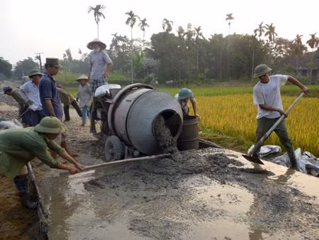 Nông dân xã Báo Đáp, huyện Trấn Yên bê tông hóa đường giao thông nông thôn. Ảnh: yenbai.gov.vn