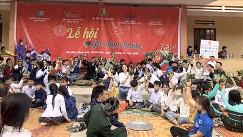 Lễ hội gói bánh chưng. Ảnh: Nguyễn Nam-TTXVN
