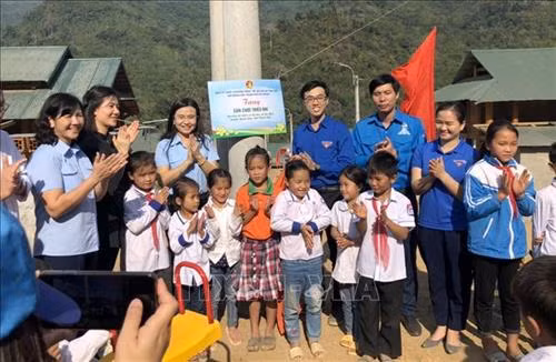 Hội đồng đội Trung ương trao khu vui chơi cho thiếu nhi tại huyện vùng biên Quan Sơn, tỉnh Thanh Hóa. Ảnh: Nguyễn Nam-TTXVN