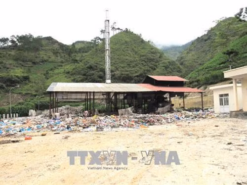 Hàng trăm tấn rác thải được tập kết nhưng chưa được xử lý vì không có kinh phí gây ô nhiễm môi trường. Ảnh: Minh Tâm - TTXVN