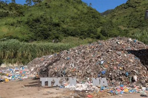 Hàng trăm tấn rác thải được tập kết nhưng chưa được xử lý vì không có kinh phí gây ô nhiễm môi trường. Ảnh: Minh Tâm - TTXVN