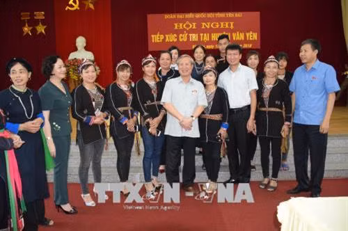 Đồng chí Trần Quốc Vượng, Thường trực Ban Bí thư cùng lãnh đạo tỉnh Yên Bái với các cử tri huyện Văn Yên. Ảnh: Tuấn Anh-TTXVN