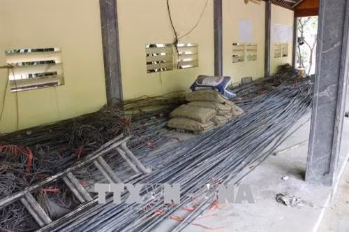 Khu vực tập kết vật liệu thải sau khi tháo dỡ công trình. Ảnh: Ninh Đức Phương - TTXVN