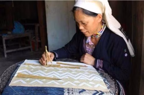 Kỹ thuật in hoa văn bằng sáp ong của dân tộc Dao tiền. Ảnh: baocaobang.vn