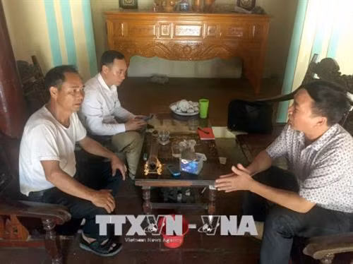 Ông Trịnh Đình Thắng (ngoài cùng, bên trái), thôn Quang Thuận, xã Quang Trung có con là anh Trịnh Đình Hưng (1992) đi xuất khẩu lao động, tổng số tiền anh kiếm được hơn 500 triệu. Ảnh: Nguyễn Nam-TTXVN