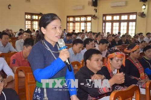 Cử tri huyện Văn Yên nêu ý kiến, kiến nghị với đoàn ĐBQH khóa XVI tỉnh Yên Bái. Ảnh: Tuấn Anh-TTXVN