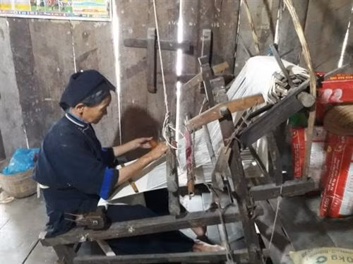 Phụ nữ Nùng An xã Phúc Sen (Quảng Uyên) dệt vải. Ảnh: baocaobang.vn