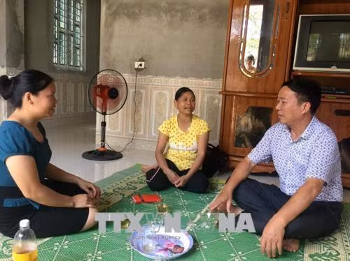Bà Bùi Thị Hạnh (áo vàng), trú tại làng Me, xã Đồng Thịnh huyện Ngọc Lặc đi xuất khẩu lao động Ả rập (Saudi Arabia), khi về nước thu nhập hơn 200 triệu. Ảnh: Nguyễn Nam-TTXVN
