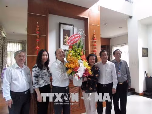 Đồng chí Võ Văn Phuông, Ủy viên Trung ương Đảng, Phó Trưởng ban Thường trực Ban Tuyên giáo Trung ương chúc mừng Phó Giáo sư, Tiến sĩ, Bác sĩ Trần Thị Trung Chiến, nguyên Bộ trưởng Bộ Y tế. Ảnh: Anh Tuấn –TTXVN