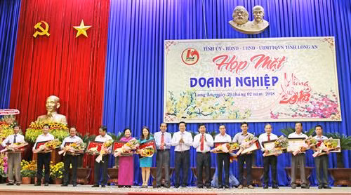 Lãnh đạo tỉnh khen thưởng cho các doanh nghiệp có nhiều đóng góp trong công tác an sinh xã hội năm 2017. Ảnh: Báo Long An online