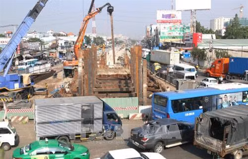 Dự án hầm chui Ngã tư An Sương thi công gây cản trở giao thông. Ảnh: Trần Xuân Tình – TTXVN