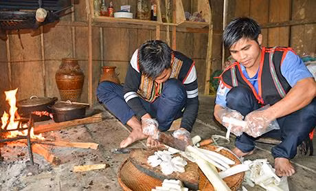 A Láu chuẩn bị các nguyên vật liệu để nấu món ăn. Ảnh: nguồn baokontum.com.vn