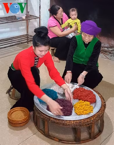 Qua bàn tay chế biến của thiếu nữ Thái, món xôi hiện lên rực rỡ sắc màu.