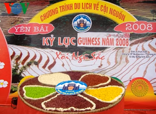 Mâm xôi ngũ sắc lớn kỷ lục.