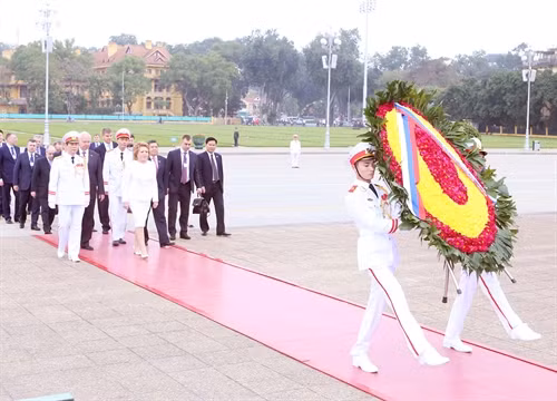 Chủ tịch Hội đồng Liên bang Nga Valentina Ivanovna Matvienko đặt vòng hoa và vào Lăng viếng Chủ tịch Hồ Chí Minh. Ảnh: Phạm Kiên – TTXVN