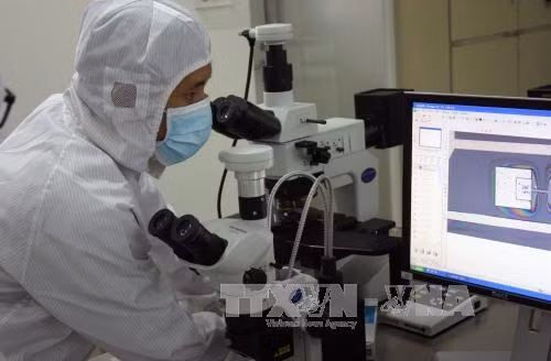 Nghiên cứu vi mạch tại Khu Công nghệ cao Thành phố Hồ Chí Minh. Ảnh: Tiến Lực - TTXVN