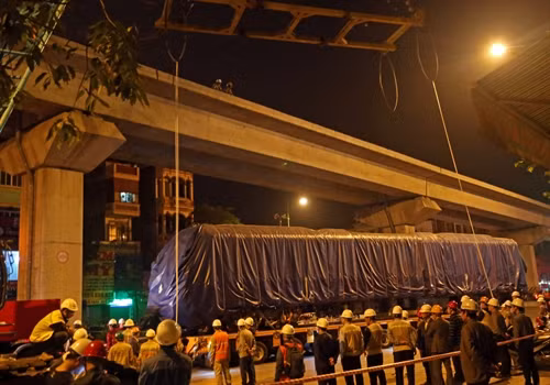 Toa tàu đầu tiên chuẩn bị được đưa lên đường ray trên cao. Ảnh: Huy Hùng- TTXVN