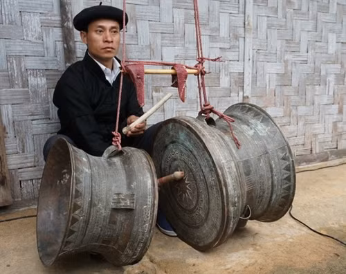 Trước khi vào lễ chính, trưởng họ mời thầy cúng tiền hành lễ trình tổ tiên với nghi thức cắt tiết gà Thầy cúng làm lễ báo cáo và mời tổ tiên về dự lễ và hưởng lễ vật con cháu dâng lên Điểm độc đáo trong trong nghi lễ này là những nam thanh niên khỏe mạnh buộc cỏ cây hoa lên lên người hóa trang thành Ma Cỏ để nhảy múa. Trống đồng là nhạc cụ duy nhất trong lễ cúng tổ tiên của người Lô Lô Các cô gái múa nghi lễ cùng Ma Cỏ theo nhịp trống đồng rộn rã tại bãi đất trống trước nhà giữa các phần cúng của thầy cúng Nghi lễ kết thúc, người trong gia đình đi mời rượu những người tham gia