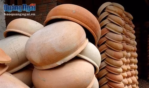 Những năm gần đây, đời sống của người dân được nâng lên cùng với thị trường đa dạng hóa các mặt hàng gia dụng như bếp gas, đồ điện, các mặt hàng được sản xuất từ nhôm, sành, sứ cao cấp, việc sử dụng các sản phẩm làm từ đất giảm đã làm ảnh hưởng đến giá thành và đầu ra của sản phẩm gốm. Tuy nhiên, hiện nay, vẫn còn không ít người quyết tâm bám trụ với nghề, ngày ngày “thổi hồn vào đất” góp phần giữ gìn nghề truyền thống của địa phương.