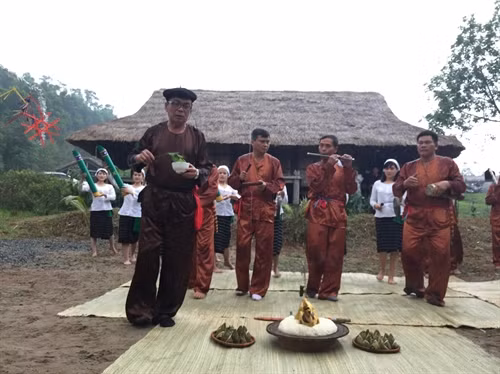 Thầy cúng thực hành nghi thức.