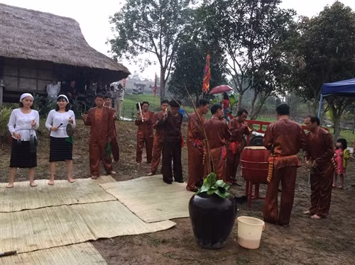 Đồng bào thổ vui hội.