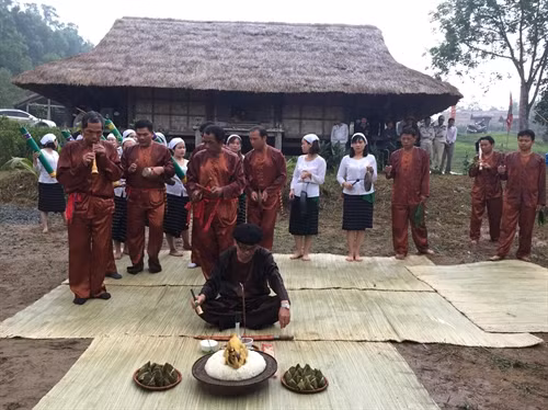 Lễ cúng của đồng bào Thổ.