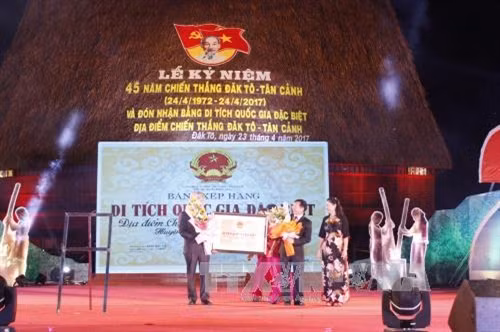 Thứ trưởng Bộ Văn hóa, Thể thao và Du lịch Đặng Thị Bích Liên trao Bằng công nhận Di tích Quốc gia đặc biệt Địa điểm Chiến thắng Đăk Tô - Tân Cảnh cho lãnh đạo tỉnh Kon Tum và huyện Đăk Tô. Ảnh: Hồng Điệp – TTXVN