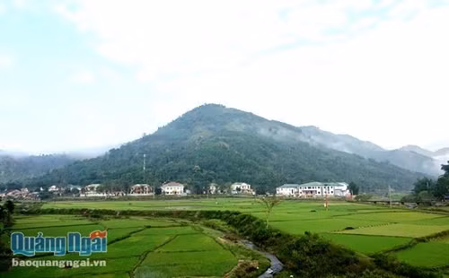 Một góc trung tâm huyện vùng cao Tây Trà trong sương sớm