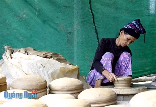 Các sản phẩm của làng gốm Phổ Khánh đều được làm thủ công, yêu cầu sự khéo léo, điêu luyện, trong đó phần lớn công đoạn tạo thành sản phẩm đều do phụ nữ đảm nhận.