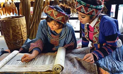 Vẽ hoa văn trên vải thổ cẩm của người Mông, tỉnh Hà Giang.