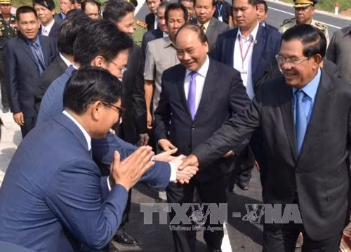 Thủ tướng Nguyễn Xuân Phúc và Thủ tướng Samdech Techo Hun Sen đến dự lễ khánh thành cầu Long Bình - Chrey Thom. Ảnh: Công Mạo-TTXVN